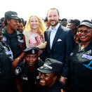 Kronprinsparet besøker La Pleasure Beach i Accra der kvinnelige politioffiserer får kjøreopplæring for FN-oppdrag (Foto: Lise Åserud / Scanpix)
